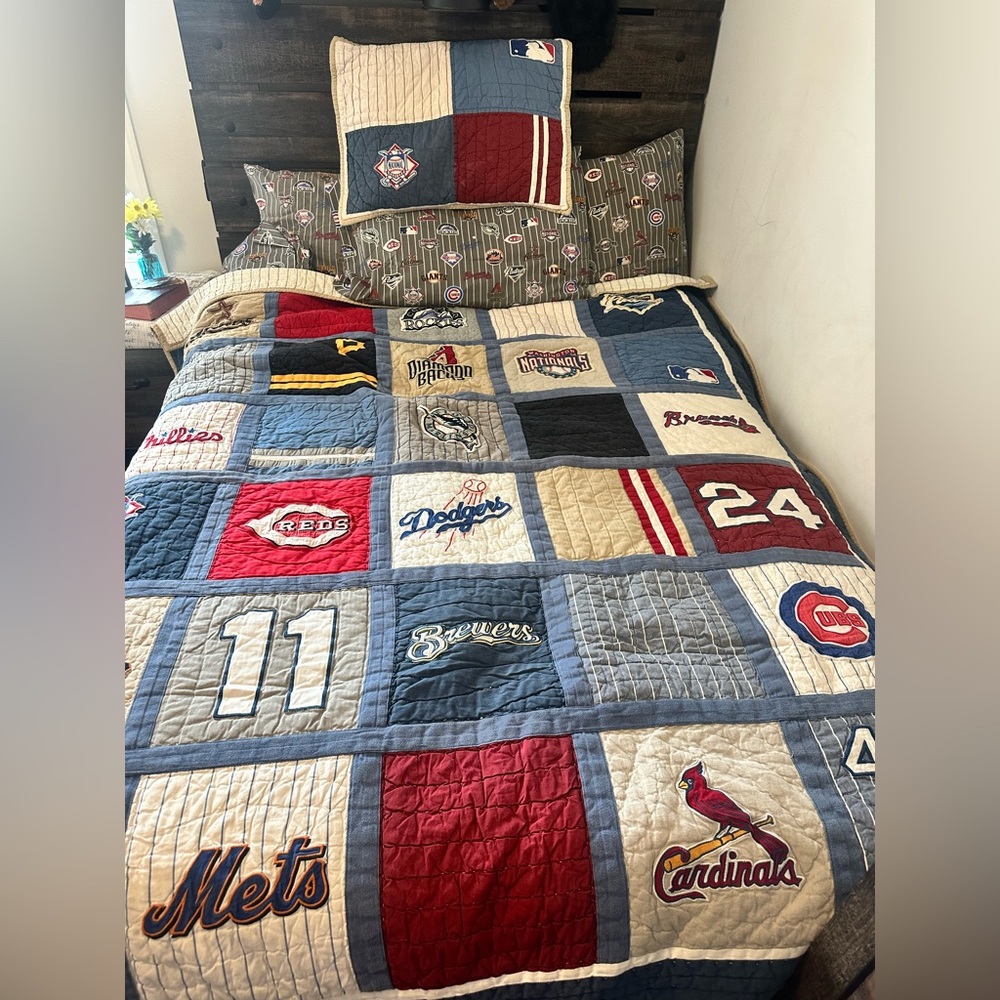 Pottery Barn Teen MLB Quilted Comforter and sheet set
